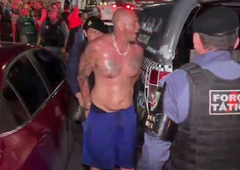 Homem que invadiu igreja e ameaçou matar fiéis é ex-sargento dos Bombeiros