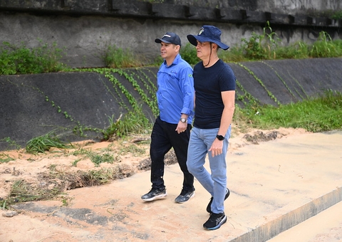 Avenida das Torres é liberada após deslizamento de barranco