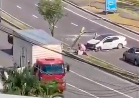 Mãe e filho ficam feridos após grave acidente de carro na Ponta Negra