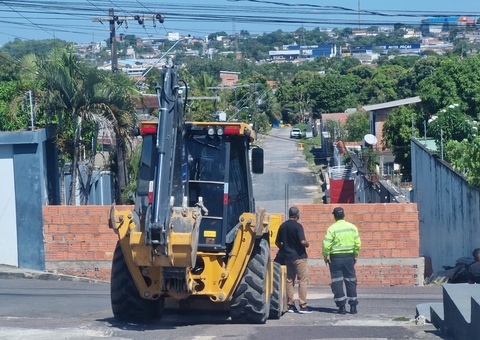 Moradores erguem muro no meio da rua para conter invasores no Águas Claras