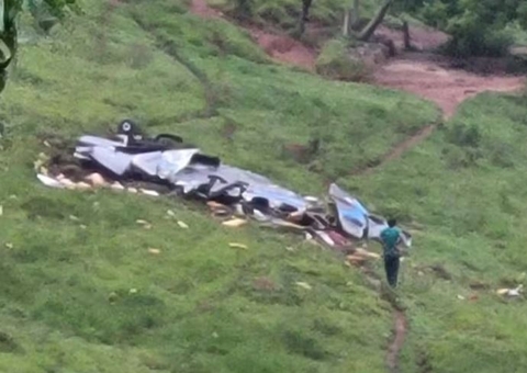 Duas pessoas morrem após avião se despedaçar no ar em Minas Gerais