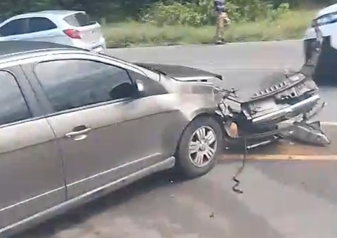 Motociclista sofre fratura exposta ao ser atingido por carro no Tarumã