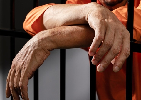 Homem é preso suspeito de agredir esposa na frente de fórum em Canutama