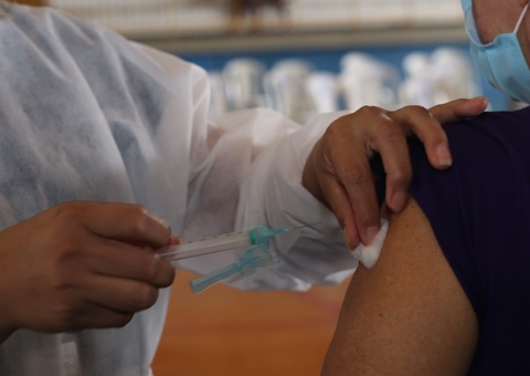 Senador do Amazonas lamenta recorde de mortes e pede vacinação em massa