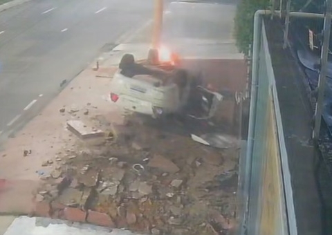 Vídeo mostra acidente na Av. Boulevard; carro chegou a pegar fogo