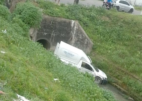 Carro da Águas de Manaus é arremessado para dentro de igarapé durante acidente 