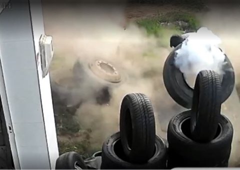 Pneu explode no rosto de borracheiro e arremessa vítima, veja vídeo
