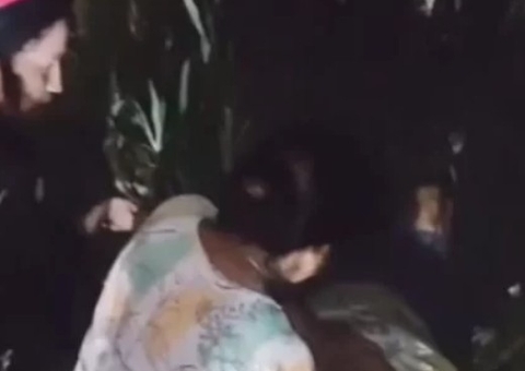 Caminhão invade pista contrária, atinge moto e fere duas mulheres na AM-010