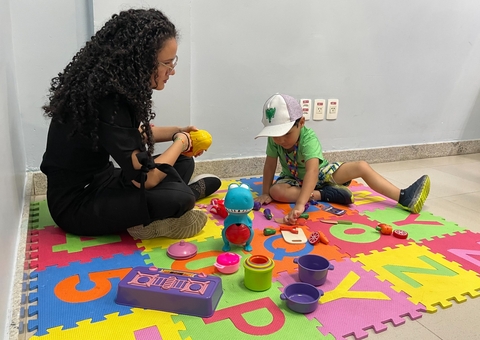 Tratamento multidisciplinar do autismo supera barreiras alimentares; entenda