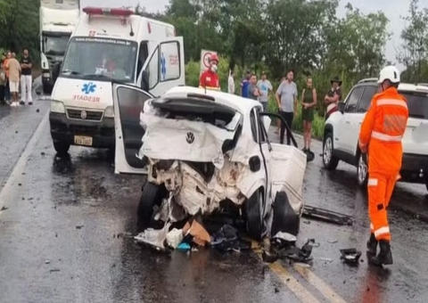 Mãe e filho morrem em acidente entre quatro veículos na BR-153