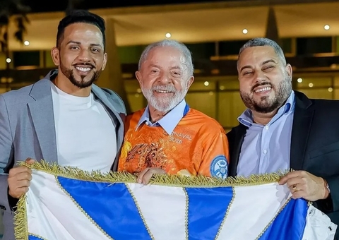 Desfile sobre Lula gera acusações de propaganda antecipada com uso de verba pública