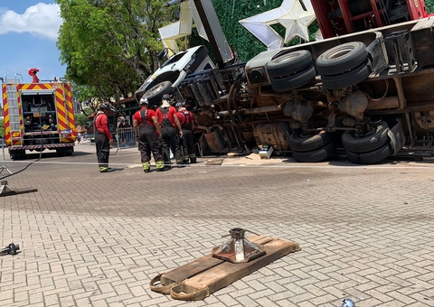 Acidente com árvore de Natal no Largo deixa dois feridos; um em estado grave