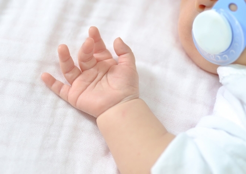 Bebê morre enforcada por prendedor de chupeta ao ser deixada sozinha em casa