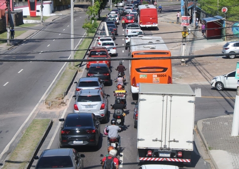 Com volta às aulas presenciais, trânsito fica congestionado em Manaus