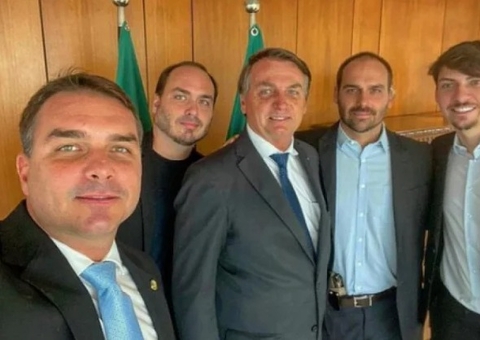 Bolsonaro pretende lançar Carlos a senador por Santa Catarina