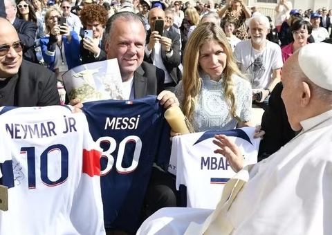 Papa abençoa camisas de Neymar, Messi e Mbappé para leilão destinado ao RS