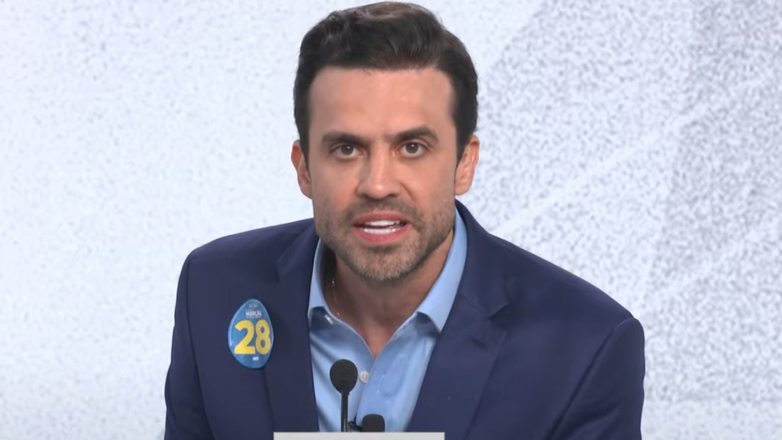 Pablo Marçal chega no último minuto e causa tumulto ao votar
