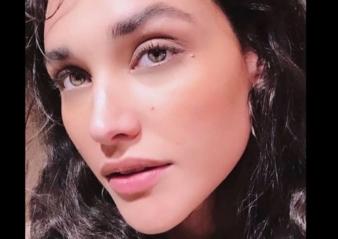 Débora Nascimento é clicada completamente nua em praia