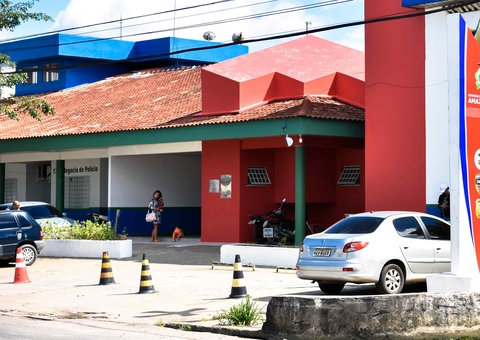 Enciumado, homem bate na esposa perto de delegacia e acaba preso em Manaus