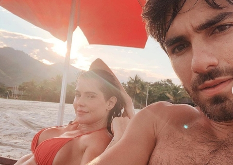 Com espelho no teto, Deborah Secco e marido posam com pouca roupa