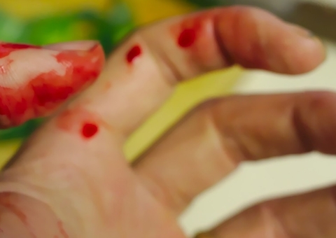 Enfermeira propõe 'sexo diferente', amarra namorado e o esfaqueia várias vezes