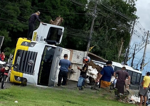 Caçamba tomba em acidente na Torquato Tapajós