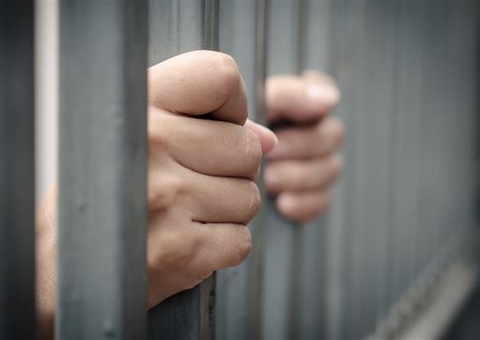Preso é estuprado enquanto dormia por colega de cela