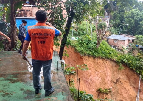 Rip-rap e barrancos desmoronam durante temporal em Manaus