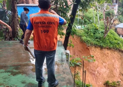 Barrancos desmoronam e casas ameaçam desabar em Manaus