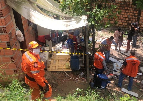 Barranco desaba e derruba parede de casa em Manaus; 12 famílias foram afetadas