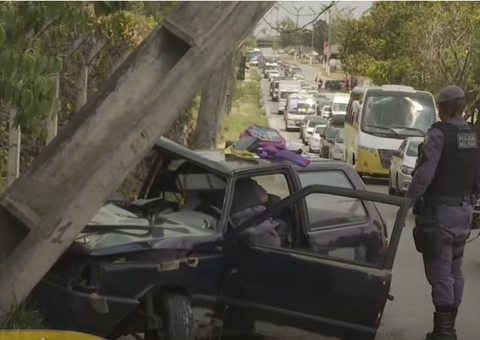 Pai e filha de 3 anos ficam feridos após carro atingir poste em acidente em Manaus