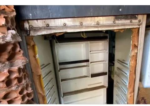 Homem usa geladeira como passagem secreta para fugir da polícia