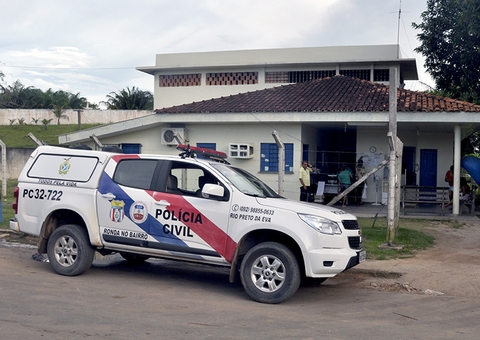 Foragida é presa ao ser flagrada com grupo de traficantes no Rio Preto da Eva