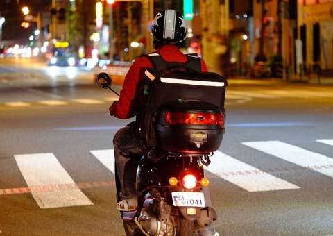 Motociclista pega multa por estar sem cinto de segurança