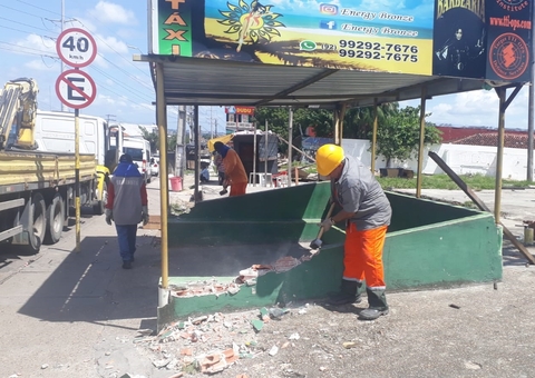 Operação destrói 'puxadinhos' e outras ocupações irregulares em Manaus