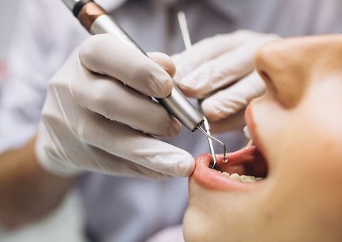 Banco deve indenizar cliente por descontos de plano dental no Amazonas