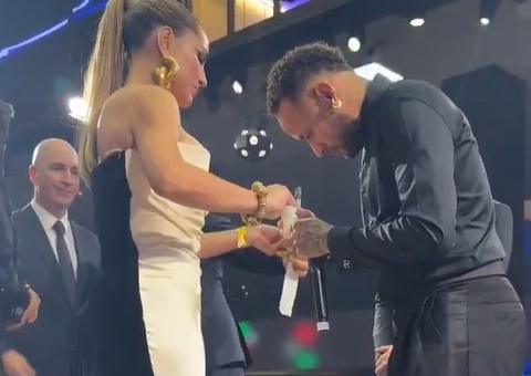 Deolane Bezerra arremata faixa icônica de Neymar por R$ 1 milhão em leilão