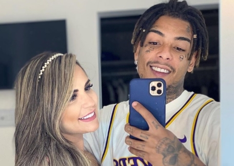 Mulher de MC Kevin tatua foto de noivado do casal: 'vá em paz, meu amor'