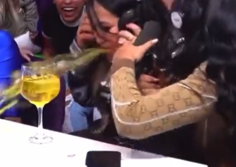 Mãe de Deolane Bezerra vomita ao vivo durante o PodCats; vídeo