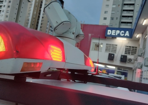 Mãe é presa após filho de 2 anos morrer espancado por quebrar maquiagens em Manaus