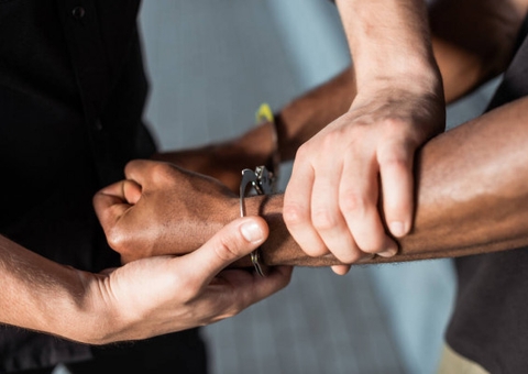 Dupla é presa após atirar contra rivais em praça e atropelar homem em Manaus