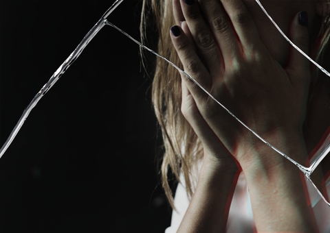 Homem estupra mulher dentro de carro ao se passar por motorista de aplicativo