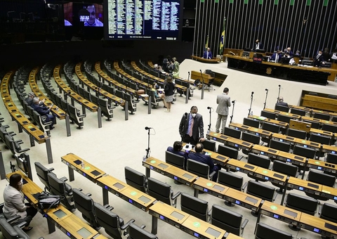 Deputados derrubam vetos a lei que suspende os despejos na pandemia