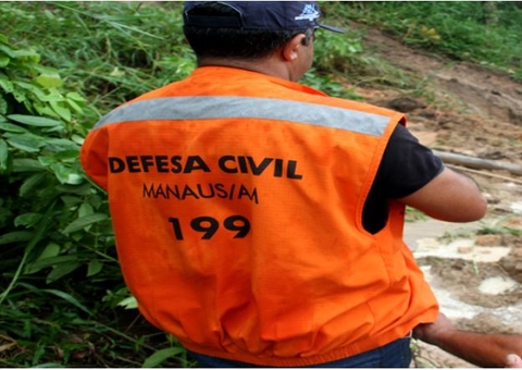 Chuva faz casa desabar durante madrugada do Dia das Mães em Manaus