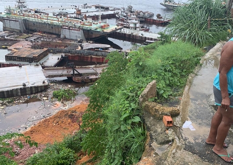 Moradores correm risco de morte após desabamento de parte de beco em Manaus