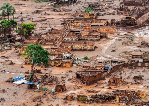 Samarco terá que destinar R$ 10,3 bilhões a comunidades atingidas no desastre de Mariana