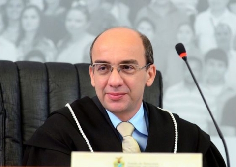 TCE-AM empossa Érico Desterro como presidente nesta terça