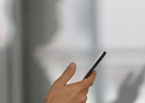 Jovens relatam melhora nos estudos e nas conversas após veto a celular na escola