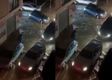 Moradora mostra velocidade em que água subiu durante enchente na Espanha