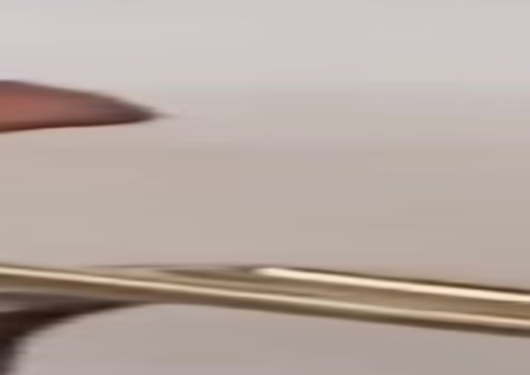 Mulher chama segurança de shopping de 'negro demônio' e o acusa de roubar brasileiros